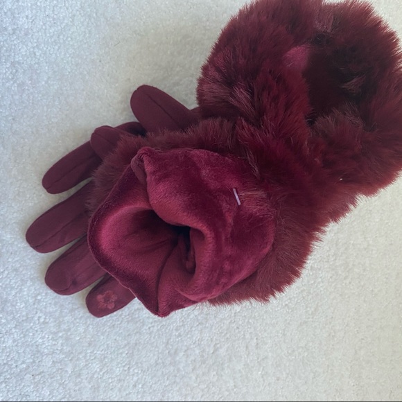 UGG Plum Beret knitted Hat, Neck Warmer & Glove Set - Picture 7 of 7